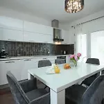 Apartamento Rs Two Bedroom Sukošan
