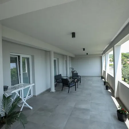 דירה Rs Two Bedroom *