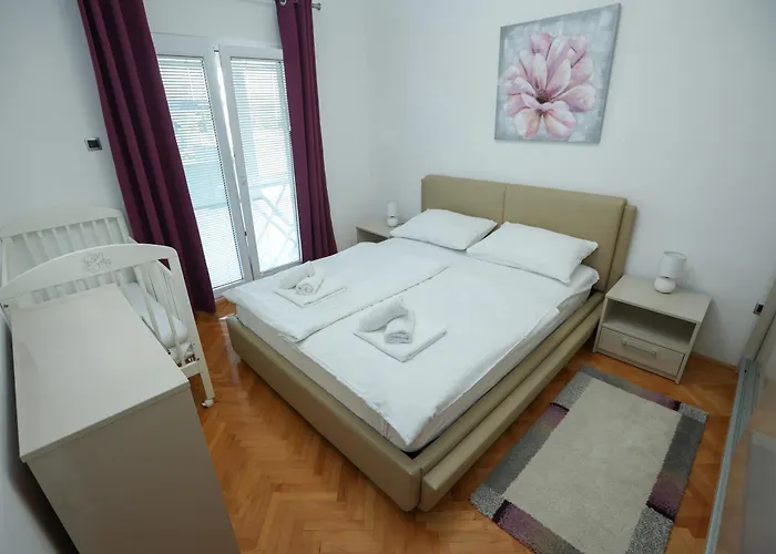 Rs Two Bedroom דירה *