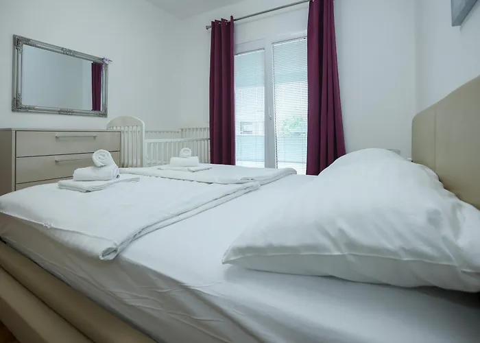 Rs Two Bedroom דירה *